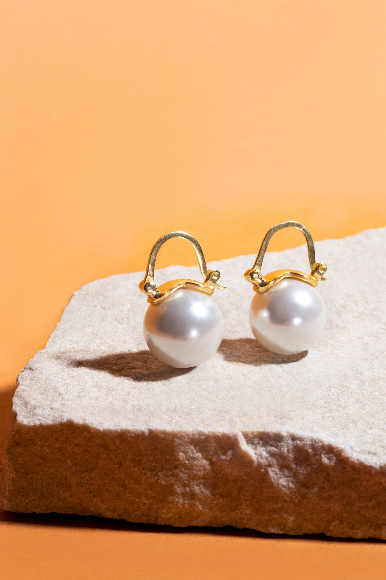 Purse Pearl Studs Earrings White 18Kt Gold-Plated