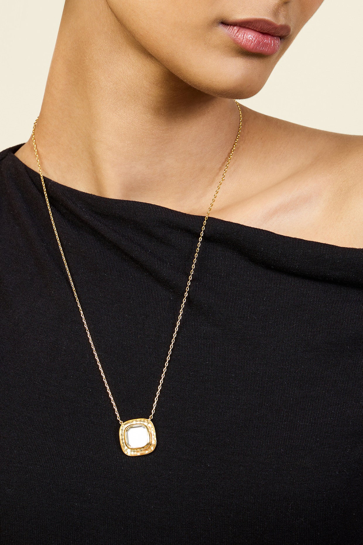 Rozana Pendant Necklace