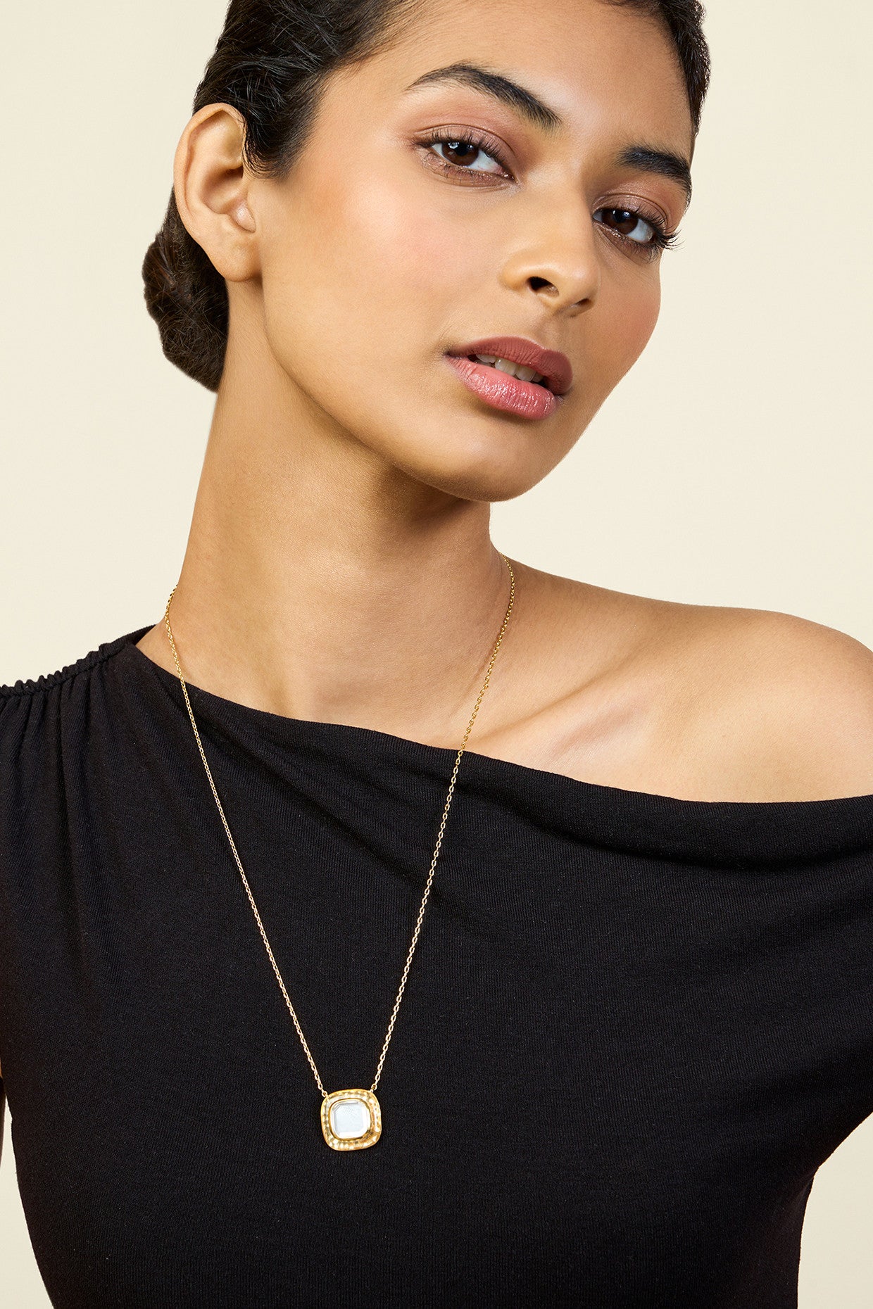 Rozana Pendant Necklace